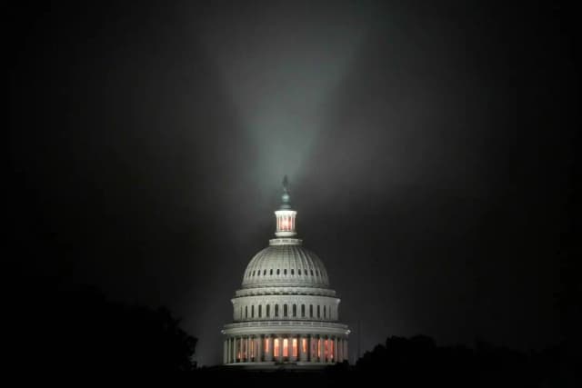 El Capitolio de Estados Unidos se ilumina mientras los legisladores trabajan para aprobar un proyecto de ley que implementa la agenda del presidente Donald Trump, en Washington, el 22 de mayo de 2025. (Andrew Harnik/Getty Images)
