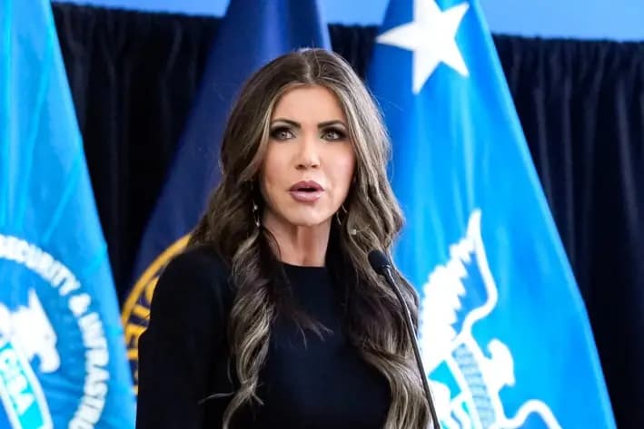 La secretaria de Seguridad Nacional, Kristi Noem, habla en Washington, en una fotografía de archivo. (Manuel Balce Ceneta/Pool/AFP vía Getty Images)