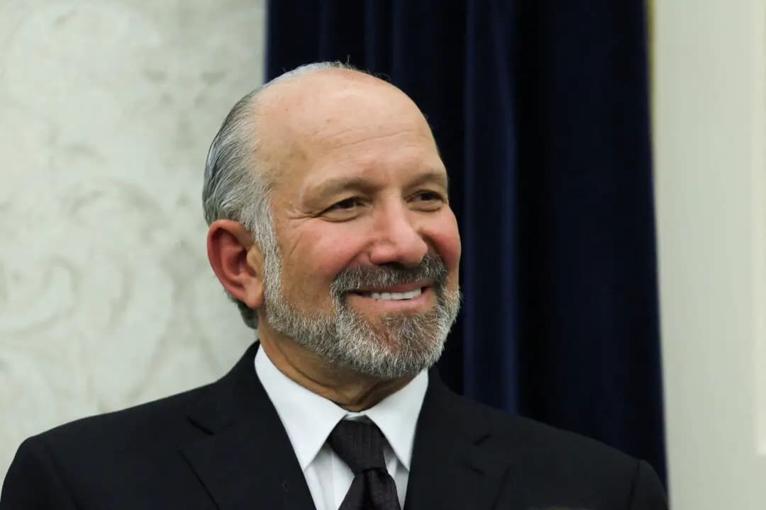 El secretario de Comercio, Howard Lutnick, en el Despacho Oval de la Casa Blanca el 23 de abril de 2025. (Leah Millis/Reuters)