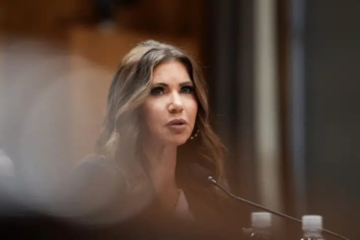La secretaria de Seguridad Nacional, Kristi Noem, testifica en el Capitolio, el 20 de mayo de 2025. (Madalina Vasiliu/The Epoch Times)