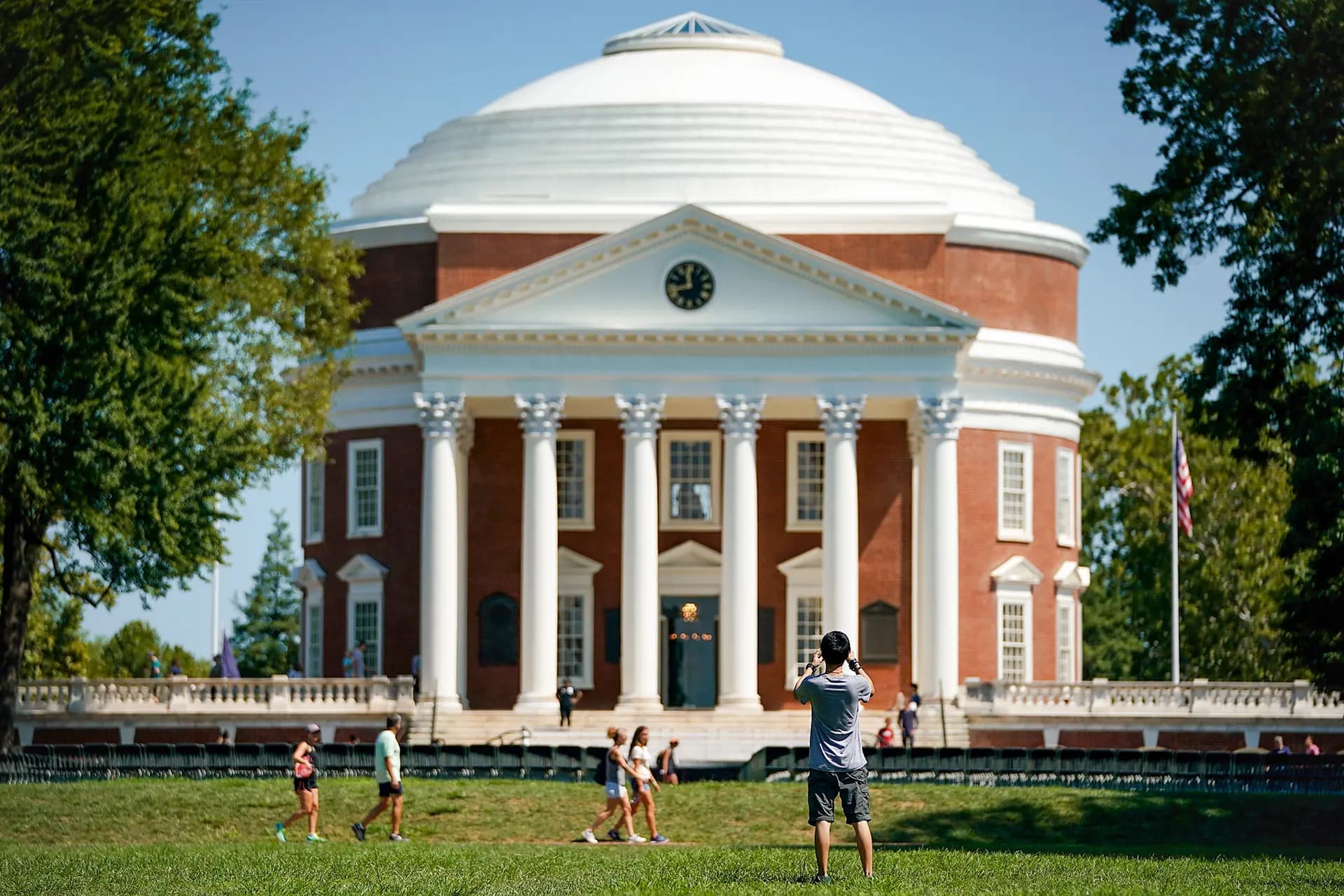 Los estudiantes regresan a la Universidad de Virginia para el semestre de otoño en Charlottesville, Virginia, el 19 de agosto de 2017. Hu Haizhou fue acusado en 2020 de robo de secretos comerciales y piratería informática, después de que fuera detenido en el Aeropuerto Internacional O'Hare de Chicago cuando intentaba transportar a China códigos informáticos avanzados que, según la fiscalía, había robado de la Universidad de Virginia. (Win McNamee/Getty Images).