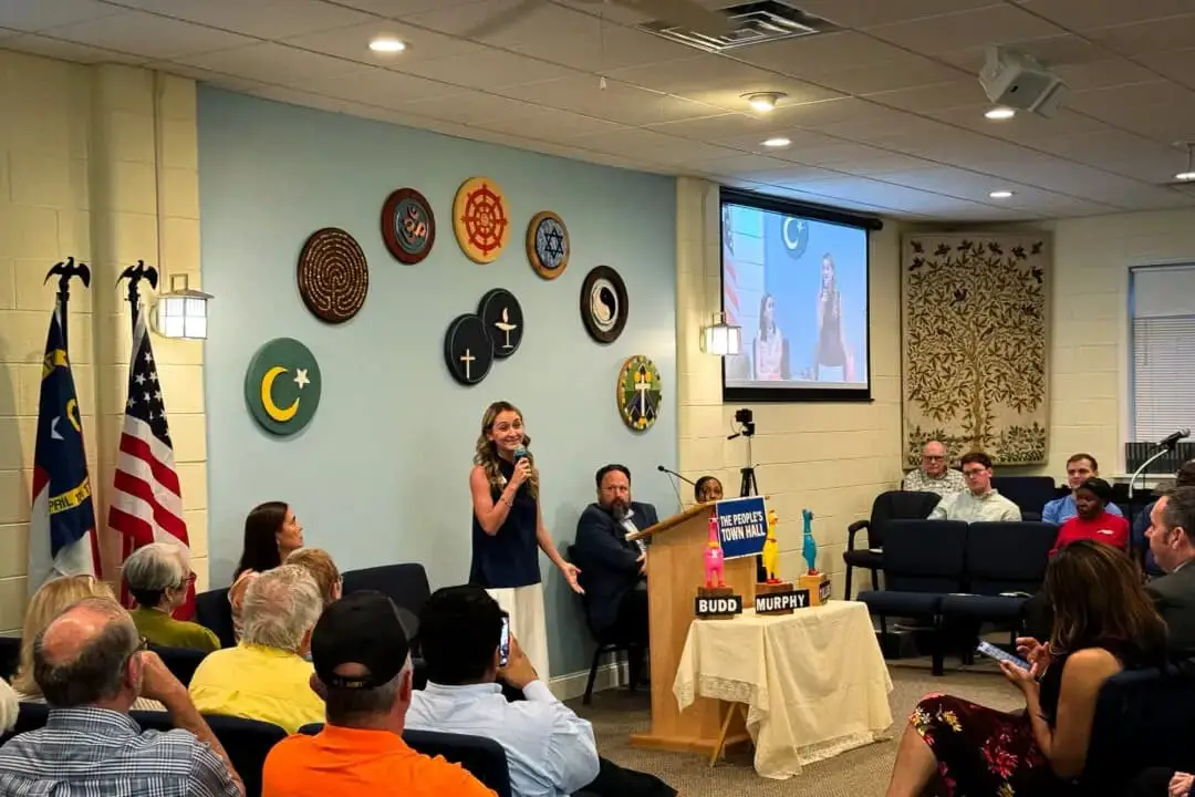 Ayuntamiento popular, organizado por diversas organizaciones del Partido Demócrata, celebrado en New Bern, Carolina del Norte, el 19 de mayo de 2025. (Arjun Singh/The Epoch Times)
