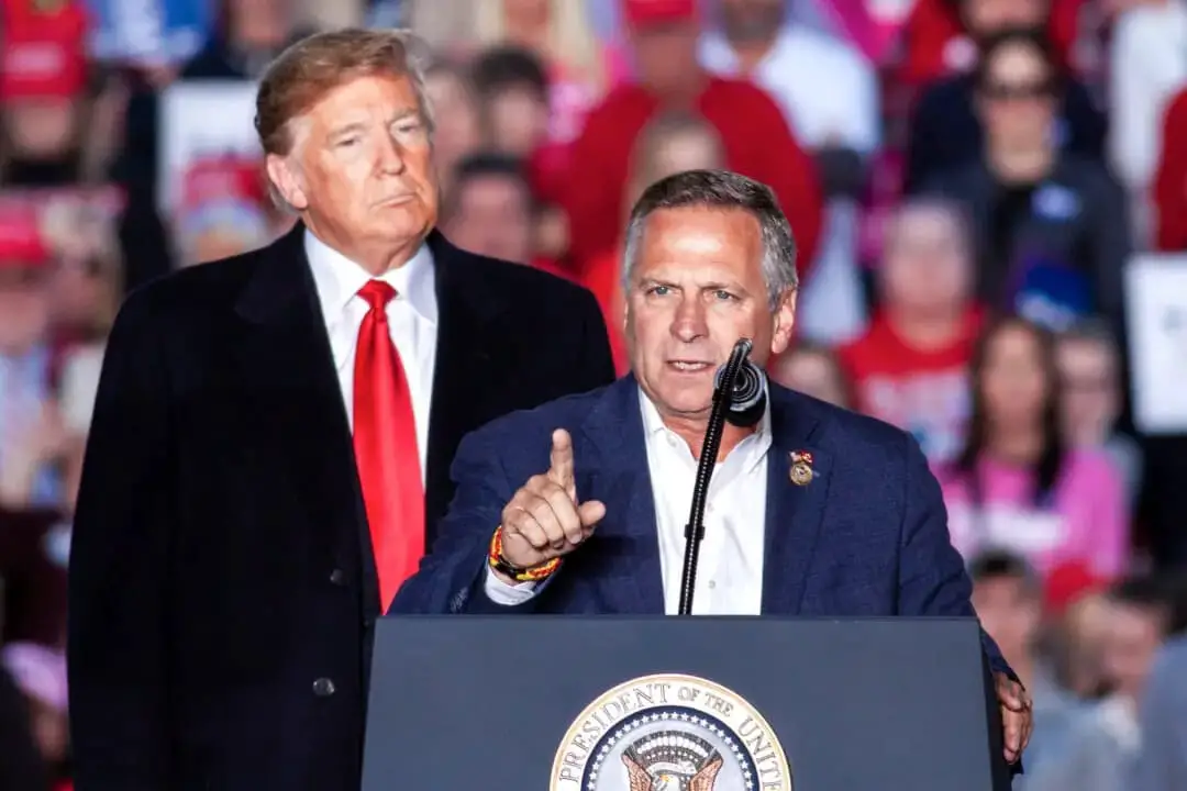 El representante Michael Bost (R-Ill.) habla en el mitin «Make America Great Again» del presidente Donald Trump en Murphysboro, Illinois, el 27 de octubre de 2018. (Hu Chen/The Epoch Times)