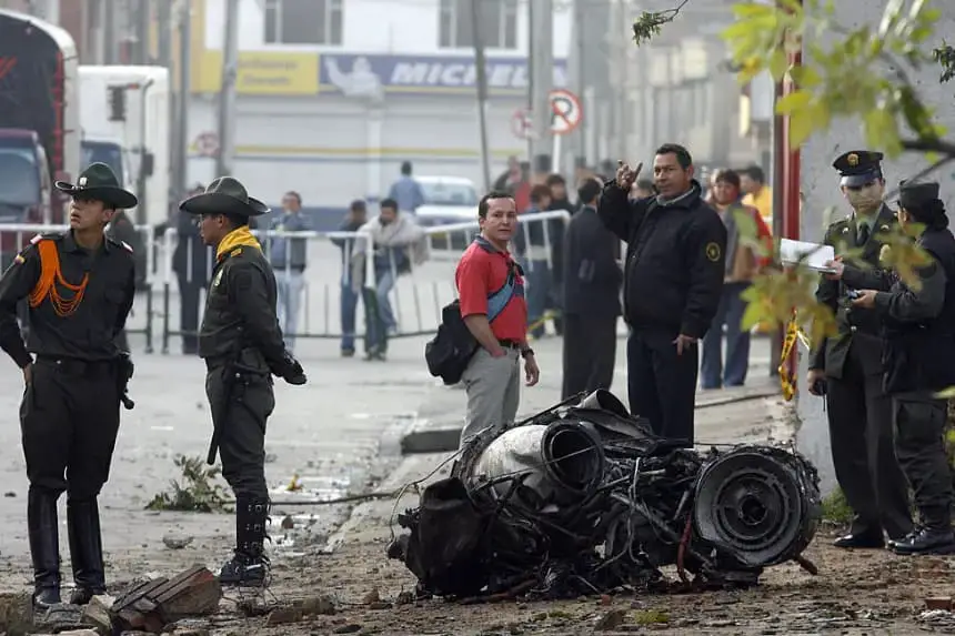 Policías colombianos y miembros de la Fuerza Aérea trabajan junto a los restos de un avión que se estrelló cerca del aeropuerto El Dorado el 12 de octubre de 2007 en Bogotá. (Rodrigo Arangua/AFP vía Getty Images)