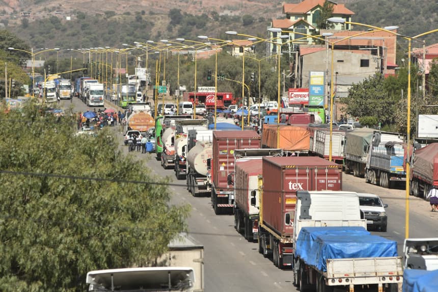 Camiones esperan en una carretera tras un bloqueo realizado por seguidores del exmandatario Evo Morales el 2 de junio de 2025, en Sipe Sipe en la región de Cochabamba (Bolivia). EFE/ Jorge Abrego