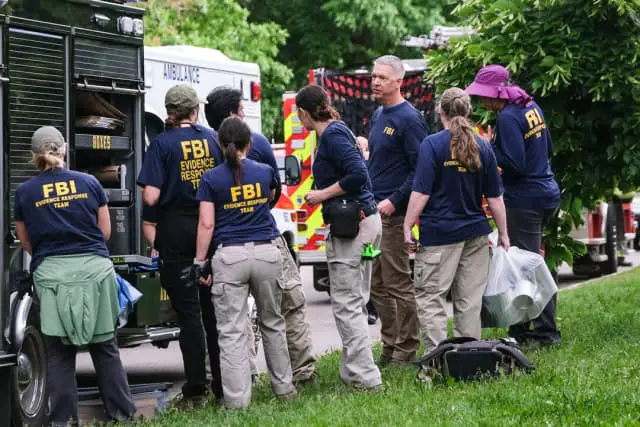 Un equipo del FBI investiga un ataque contra manifestantes que pedían la liberación de los rehenes israelíes retenidos en Gaza, en el lugar de los hechos, en Pearl Street, Boulder, Colorado, el 1 de junio de 2025. (ELI IMADALI/AFP a través de Getty Images).