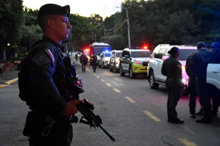 Un oficial de la Policía Nacional de Colombia hace guardia en una imagen de archivo. (Schneyder Mendoza/AFP vía Getty Images)
