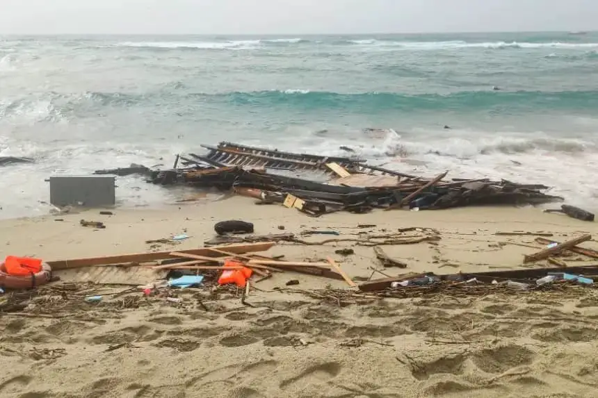 Rescatan a 100 migrantes haitianos de un barco hundido en aguas de Islas Caimán