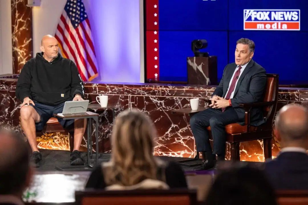 Los senadores John Fetterman (demócrata por Pensilvania) y David McCormick (republicano por Pensilvania) hablan en la sexta edición de The Senate Project, moderada por la presentadora de Fox News Shannon Bream, en el Instituto Edward M. Kennedy para el Senado de los Estados Unidos en Boston el 2 de junio de 2025. (Scott Eisen/Getty Images)
