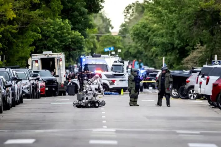 Los escuadrones antibombas establecieron una zona de preparación tras un incidente con múltiples heridos que el FBI está investigando como un acto terrorista, en Boulder, Colorado, el 1 de junio de 2025. (Chet Strange/Getty Images)
