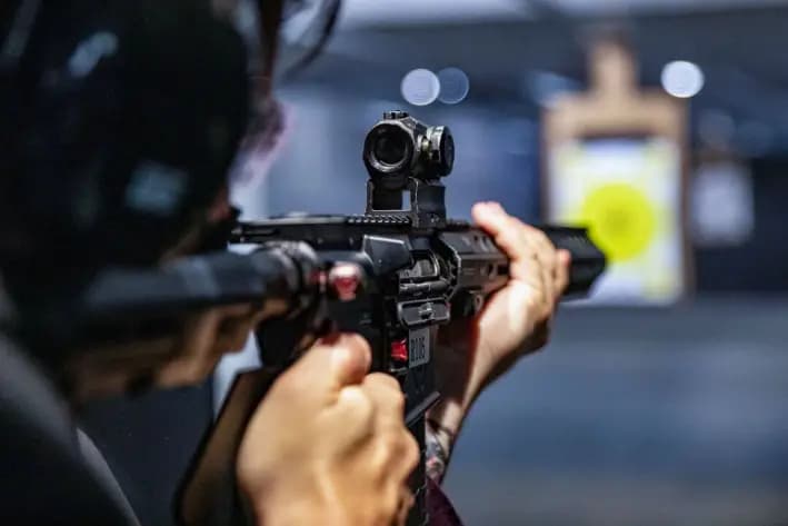 Un rifle AR-15 en el campo de tiro táctico FT3 en Stanton, California, el 3 de mayo de 2021. (John Fredricks/The Epoch Times)