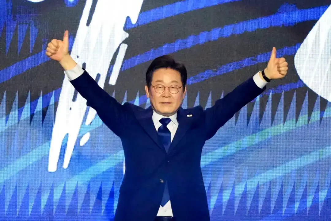 Lee Jae-myung celebra su victoria en las primarias del Partido Demócrata como candidato a la presidencia en Goyang, Corea del Sur, el 27 de abril de 2025. (Lee Jin-man/AP Photo)
