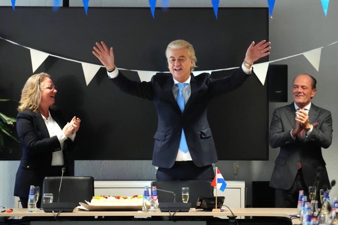 El líder del Partido por la Libertad neerlandés, Geert Wilders, celebra la victoria de su partido en las elecciones generales, en La Haya, Países Bajos, el 23 de noviembre de 2023. (Carl Court/Getty Images)
