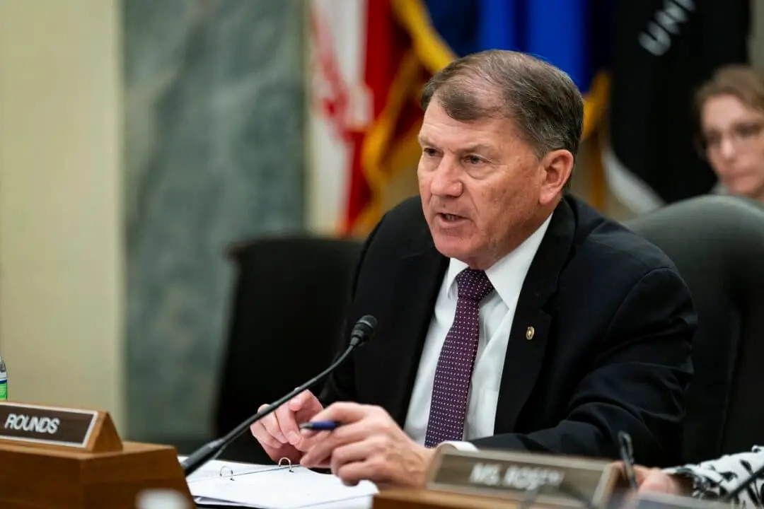 El senador Mike Rounds (R-S.D.), presidente del Subcomité de Ciberseguridad del Comité de Servicios Armados del Senado, habla durante una audiencia sobre las capacidades cibernéticas de la inteligencia artificial, en el Capitolio, en Washington, el 25 de marzo de 2025. (Al Drago/Getty Images)