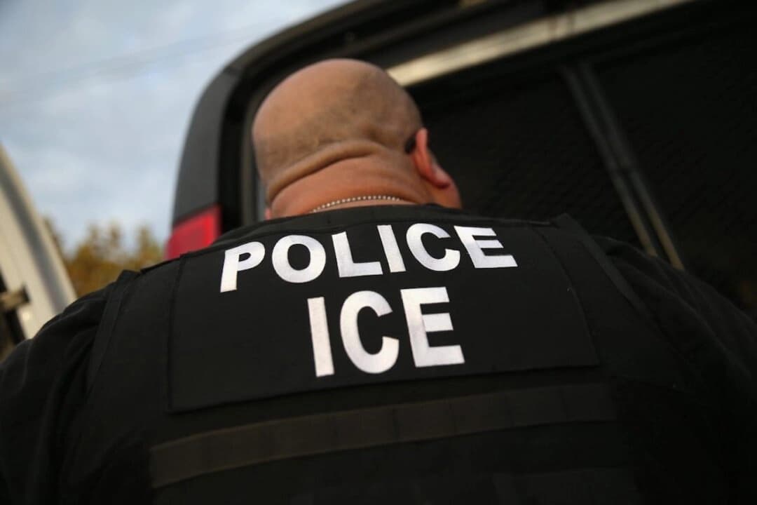 Un agente del Servicio de Inmigración y Control de Aduanas en Los Ángeles, el 14 de octubre de 2015. (John Moore/Getty Images).