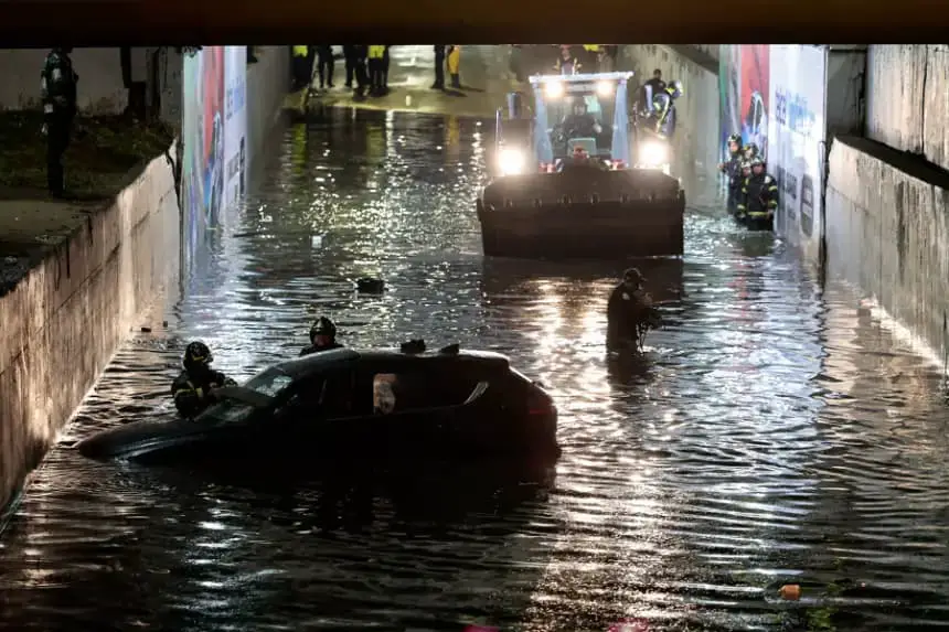 Servicios de emergencia laboran en una de las avenidas principales de la Ciudad de México la madrugada de este martes 3 de junio de 2025, donde las lluvias torrenciales registradas provocaron severas inundaciones en distintos puntos de la metrópoli. EFE/ José Méndez