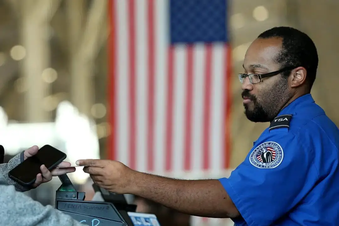 Un agente de la TSA comprueba los documentos de viaje en el Aeropuerto Nacional Reagan de Arlington, Virginia, el 25 de noviembre de 2015. (Win McNamee/Getty Images)
