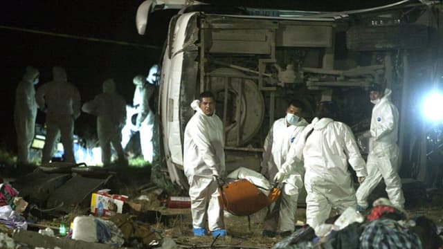 Al menos 11 muertos, dos de ellos menores, tras volcarse un autobús en norte de México