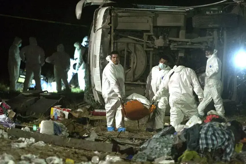 Personal forense recoge los cuerpos de las víctimas de un accidente de autobús en Anáhuac, estado de Nuevo León, el 14 de febrero de 2015. (Julio Cesar Aguilar/AFP vía Getty Images)
