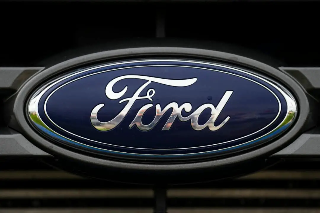 El logotipo de Ford en un coche en un concesionario de automóviles en Ottawa el 11 de agosto de 2023. (The Canadian Press/Sean Kilpatrick).