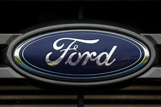 El logotipo de Ford en un coche en un concesionario de automóviles en Ottawa el 11 de agosto de 2023. (The Canadian Press/Sean Kilpatrick).