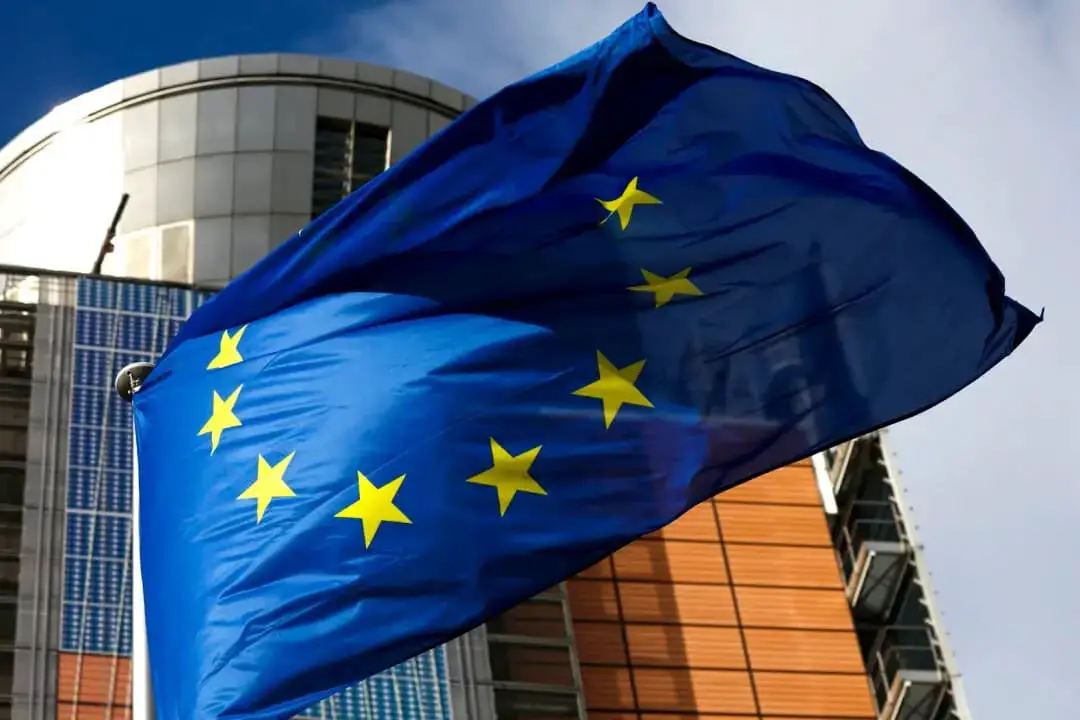 Una bandera de la Unión Europea ondea frente a la sede de la Comisión Europea, en Bruselas, Bélgica, el 1 de febrero de 2023. (Yves Herman/Reuters)
