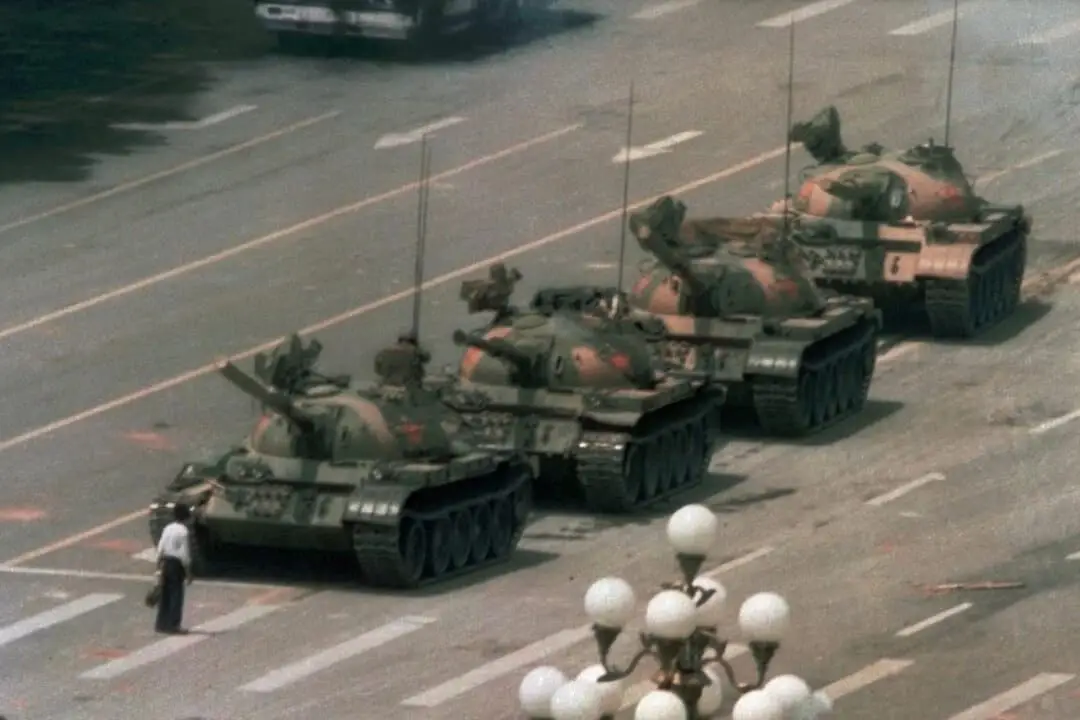 Un hombre chino en solitario bloquea una fila de tanques que se dirigen hacia el este por la Avenida de la Paz Eterna de Beijing durante la masacre de la plaza de Tiananmen, el 5 de junio de 1989. (Jeff Widener/AP Photo).