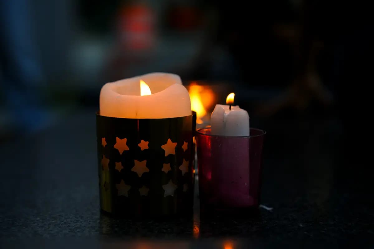 Velas en una vigilia a la luz de las velas en memoria de las víctimas de la masacre de la plaza de Tiananmen de 1989 en Washington, el 2 de junio de 2023. (Madalina Vasiliu/The Epoch Times).