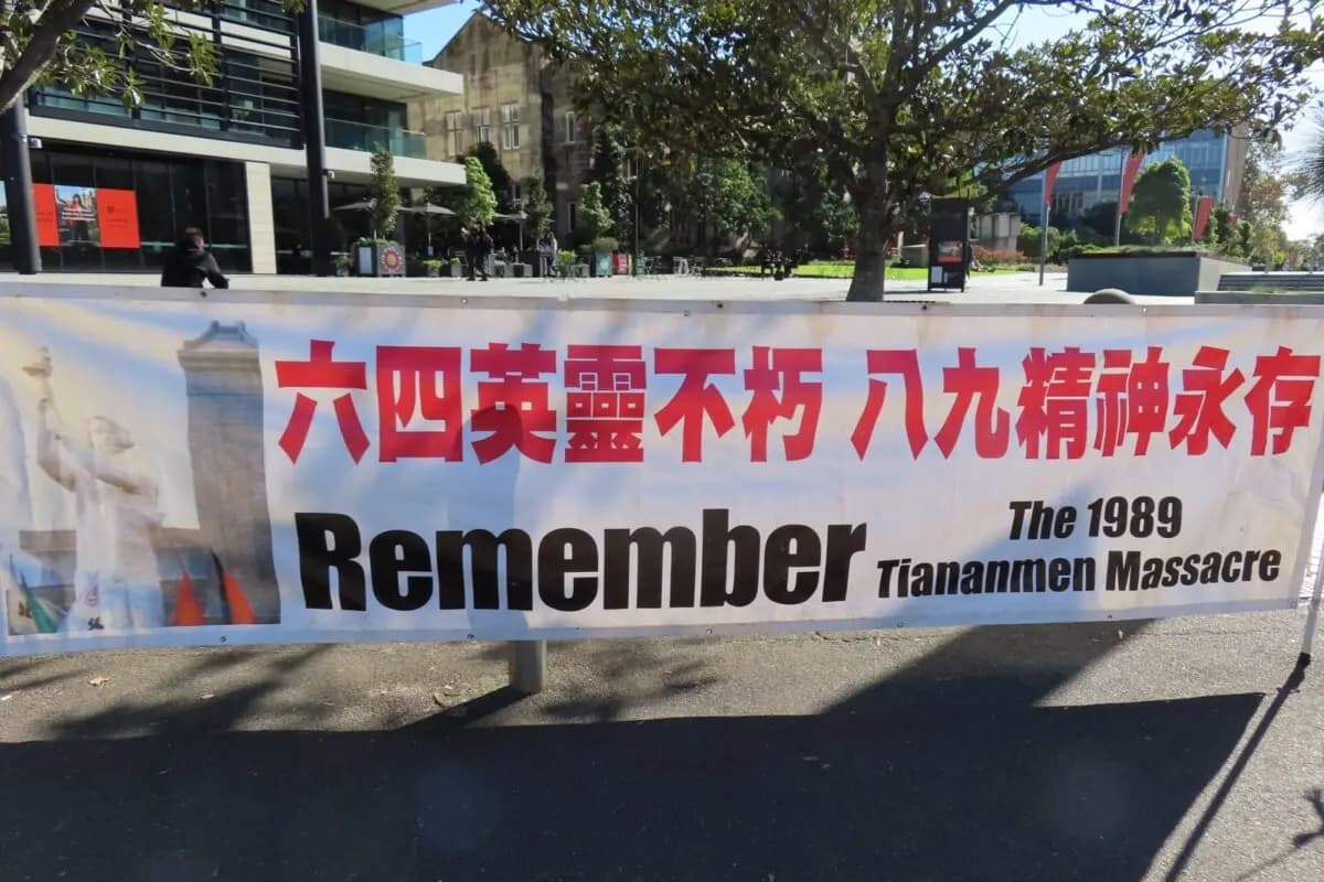 Se exhibió una pancarta en una exposición fotográfica sobre la masacre de la plaza de Tiananmen celebrada en la Universidad de Sídney el 30 de mayo de 2025. (Cindy Li/The Epoch Times).