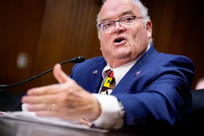 El exrepresentante Billy Long (R-Mo.), nominado por el presidente Donald Trump para comisionado del Servicio de Impuestos Internos (IRS), habla durante una audiencia de nominación del Comité de Finanzas del Senado en el Capitolio de EE. UU., el 20 de mayo de 2025. (Andrew Harnik/Getty Images)