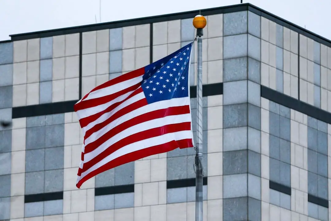 Una bandera estadounidense ondea al viento en la embajada de EE. UU. en Kiev, Ucrania, el 24 de enero de 2022. (Gleb Garanich/Reuters)