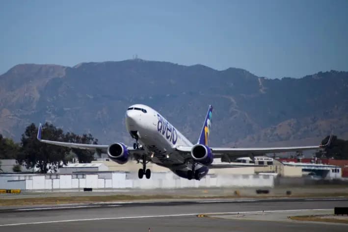 Un vuelo de Avelo Airlines despega del Aeropuerto Hollywood Burbank (BUR) con destino al Aeropuerto Charles M. Schulz-Condado de Sonoma, en Santa Rosa (STS), el 28 de abril de 2021. (Patrick T. Fallon/AFP vía Getty Images)