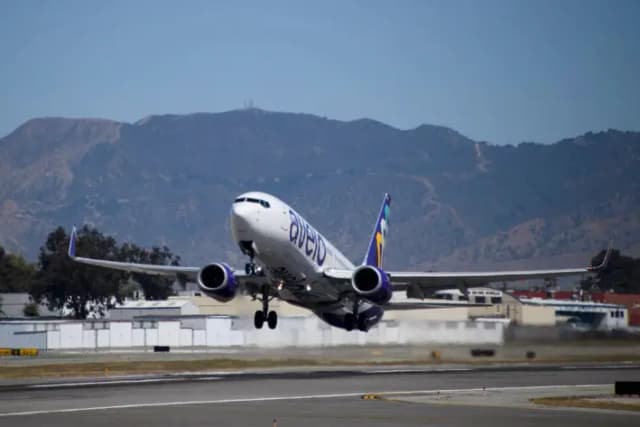 Un vuelo de Avelo Airlines despega del Aeropuerto Hollywood Burbank (BUR) con destino al Aeropuerto Charles M. Schulz-Condado de Sonoma, en Santa Rosa (STS), el 28 de abril de 2021. (Patrick T. Fallon/AFP vía Getty Images)