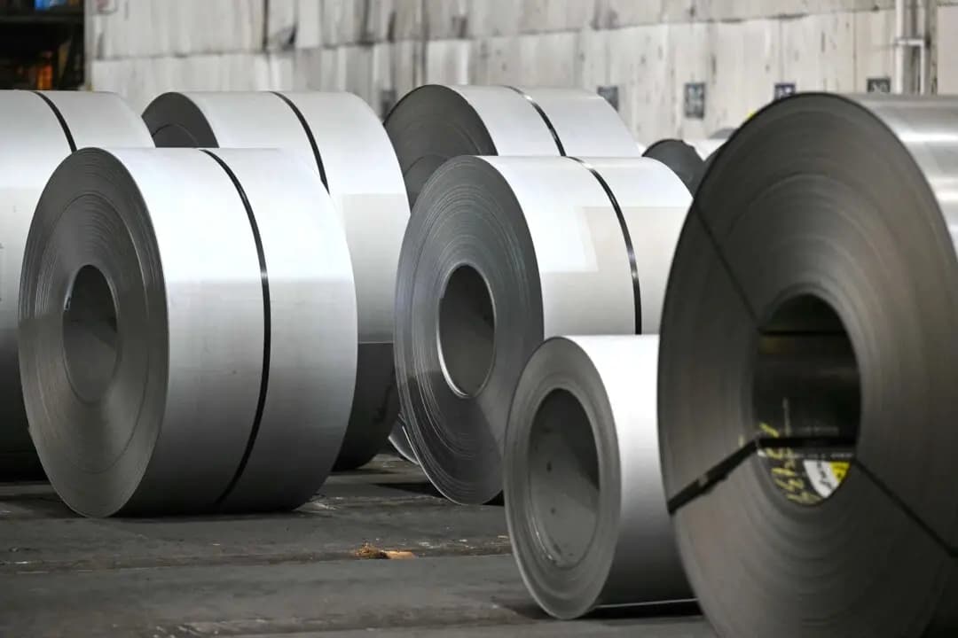 Rollos de acero duranteun mitin en U.S. Steel-Irvin Works, en el suburbio de West Mifflin, Pittsburgh (Pensilvania), el 30 de mayo de 2025. (Saul Loeb/AFP a través de Getty Images)
