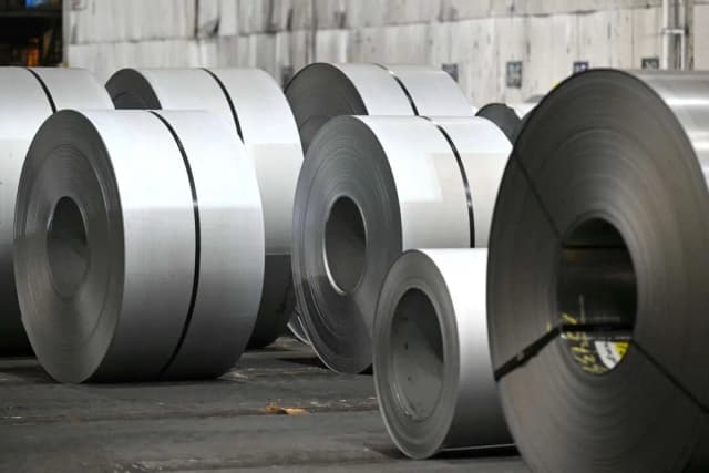 Rollos de acero duranteun mitin en U.S. Steel-Irvin Works, en el suburbio de West Mifflin, Pittsburgh (Pensilvania), el 30 de mayo de 2025. (Saul Loeb/AFP a través de Getty Images)
