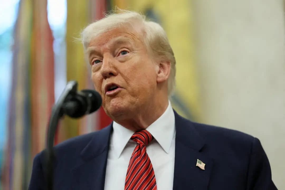 El presidente Donald Trump habla durante la ceremonia de juramento del nuevo embajador de Estados Unidos en China, el exsenador estadounidense David Perdue, en la Casa Blanca en Washington el 7 de mayo de 2025. (Leah Millis/Reuters)

