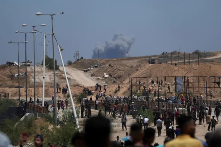 Humo tras un bombardeo israelí en Gaza, visto desde un centro de distribución de ayuda humanitaria, en Khan Younis, Franja de Gaza, el 29 de mayo de 2025. (Abdel Kareem Hana/AP)