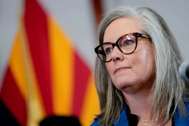 La gobernadora de Arizona, Katie Hobbs, habla en el Capitolio estatal, en Phoenix, el 2 de mayo de 2024. (Matt York/Foto AP)