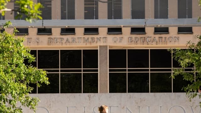 Juez dice que el Departamento de Educación seguirá sin poder cancelar las ayudas escolares por COVID