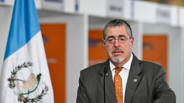 El presidente guatemalteco, Bernardo Arévalo, habla durante la inauguración del Centro de Atención al Migrante Retornado, en la Ciudad de Guatemala (Guatemala), el 2 de junio de 2025. (Johan Ordonez/AFP vía Getty Images)