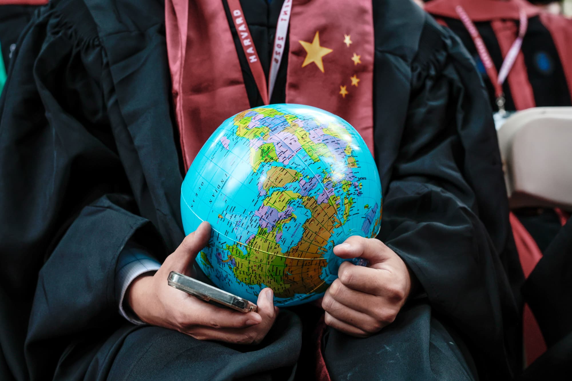 Crece presión sobre Harvard por sus lazos con China en medio de nuevas restricciones a visas