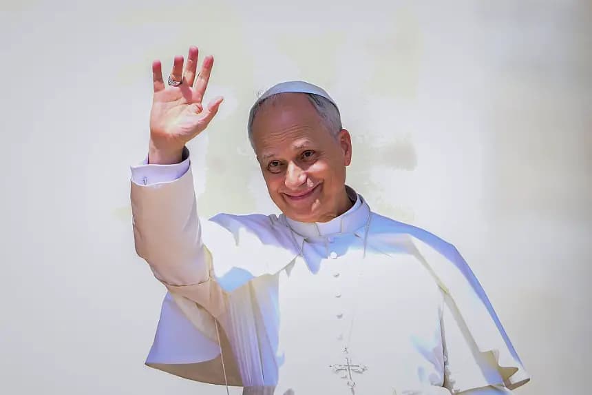 El papa León XIV saluda a la multitud durante la audiencia general semanal en la Plaza de San Pedro del Vaticano, el 4 de junio de 2025. (Tiziana Fabi/AFP vía Getty Images)