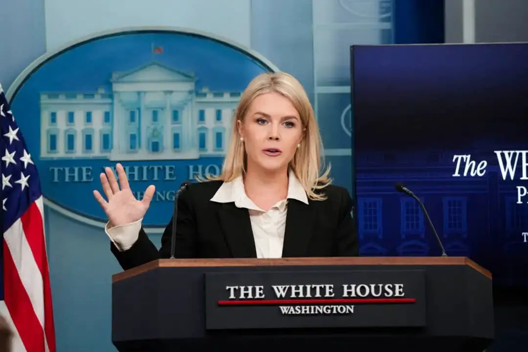 La secretaria de prensa de la Casa Blanca, Karoline Leavitt, habla con los periodistas en la Casa Blanca en Washington el 22 de mayo de 2025. (Madalina Vasiliu/The Epoch Times)
