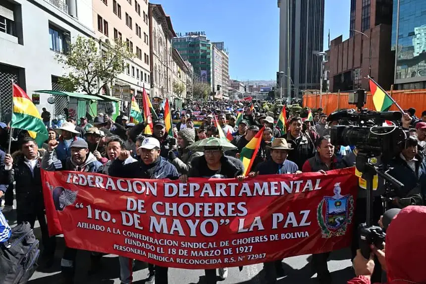 Transportistas participan en una marcha de protesta del sindicato de choferes por la falta de combustible y dólares estadounidenses en medio de una crisis económica en La Paz (Bolivia) el 4 de junio de 2025. (Aizar Raldes/AFP vía Getty Images)