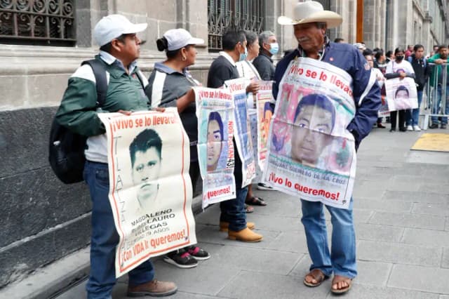 Familiares y amigos de los 43 normalistas desaparecidos de Ayotzinapa, llegan a Palacio Nacional para una reunión con la presidenta de México, Claudia Sheinbaum en Ciudad de México (México). Imagen de archivo. EFE/ Mario Guzmán