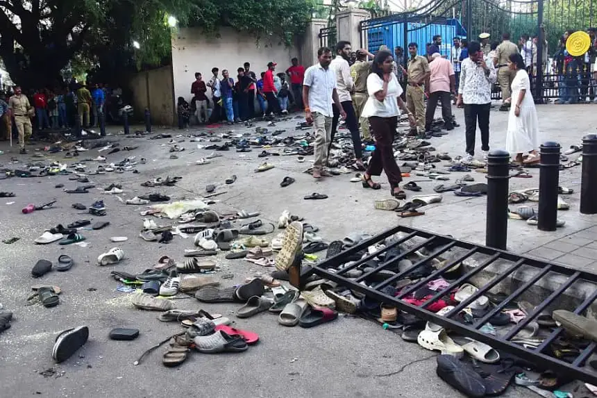 Los fanáticos se pararon junto a zapatos abandonados y una barrera caída luego de una estampida durante las celebraciones, un día después de la victoria de Royal Challengers Bengaluru en el partido final de cricket Twenty20 de la Indian Premier League (IPL), afuera del Estadio M. Chinnaswamy en Bangalore el 4 de junio de 2025. (Stringer/AFP vía Getty Images)