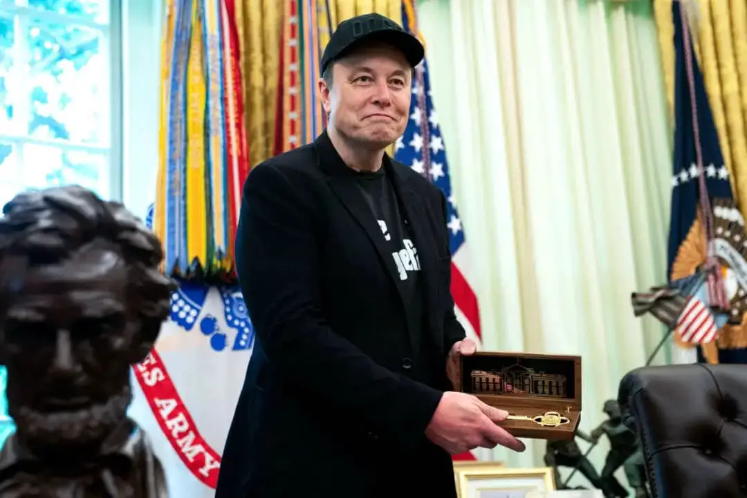 Elon Musk sostiene una «llave de la Casa Blanca» que le entregó el presidente Trump durante una rueda de prensa en el Despacho Oval el 30 de mayo de 2025. (Allison Robbert/AFP)
