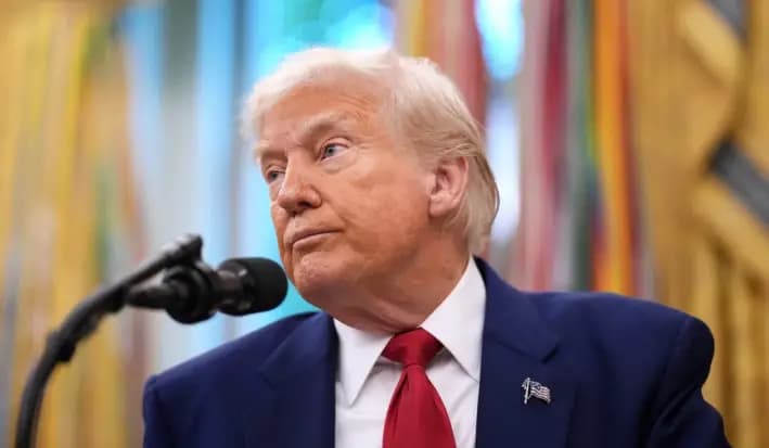 El presidente de Estados Unidos, Donald Trump, habla durante la ceremonia de juramentación de la fiscal federal interina para Washington, D.C., Jeanine Pirro, en la Oficina Oval de la Casa Blanca, el 28 de mayo de 2025. (Andrew Harnik/Getty Images)
