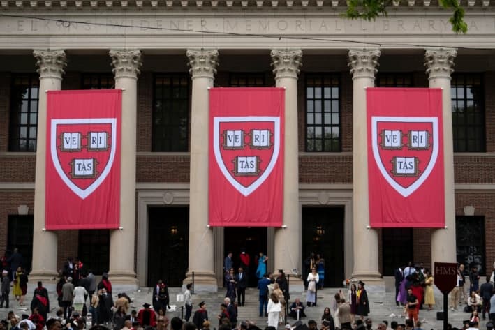 Trump suspende visados para nuevos estudiantes internacionales de Harvard