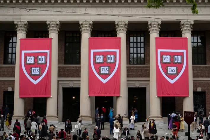 Pancartas de Harvard frente a la Biblioteca Widener durante la 374.° ceremonia de graduación de Harvard en Harvard Yard, Cambridge, Massachusetts, el 29 de mayo de 2025. (Rick Friedman/AFP vía Getty Images)